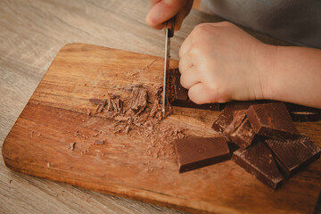 チョコレートを刻む子供の手