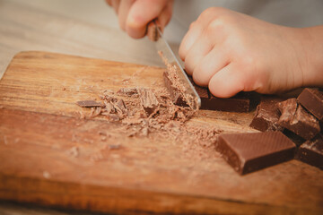 チョコレートを刻む子供の手