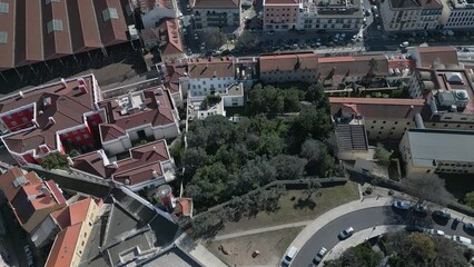 This Renaissance chapel dates from 1549 and is dedicated to St. Maurus. It stands at the top of a hill, from where there’s a beautiful view of 25 de Abril Bridge