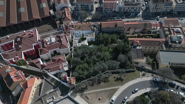 This Renaissance chapel dates from 1549 and is dedicated to St. Maurus. It stands at the top of a hill, from where there’s a beautiful view of 25 de Abril Bridge