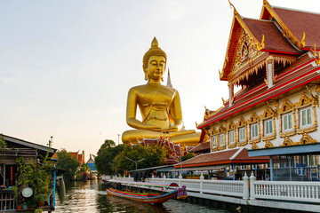 Obraz premium Wat Paknam Bhasicharoen tapınağı içindeki Big Buda. Chao Phraya river canal cruise. Tourists traveling by traditional boats. Bangkok most important travel area