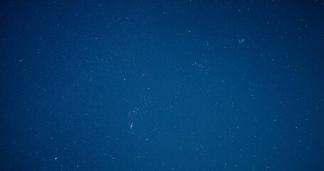 オリオン座やスバルなどのたくさんの冬の星と夜空