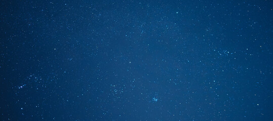 オリオン座やスバルなどのたくさんの冬の星と夜空