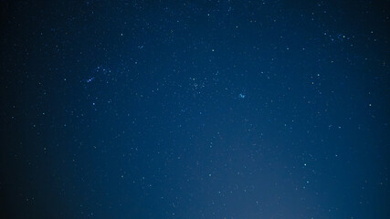 オリオン座やスバルなどのたくさんの冬の星と夜空