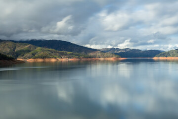 Obraz premium Shasta Lake in California in golden hour