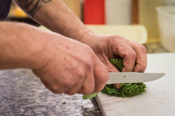 effeuillage du persil dans un restaurant