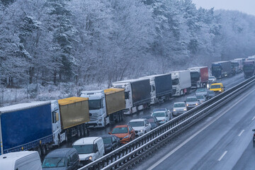 Ein Stau bei  starkem Schneefall mit Rettungsgasse auf der Autobahn