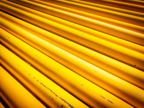 tubos de color amarillo intenso agrupados