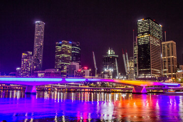 Fototapeta na wymiar Night scene of Brisbane city and Victoria Bridge from South Bank