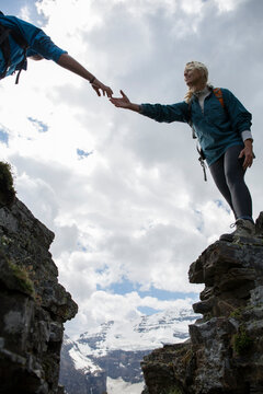 Climber offers assitance to teammate, mtns