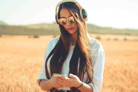 A millennial using different devises outdoor