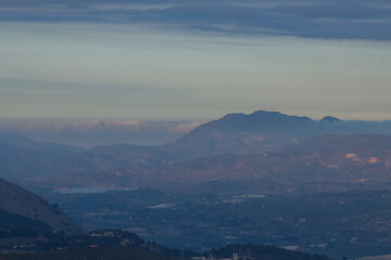 Pantano de Beniarres con la Sierra del  Montdúver al fondo y niebla sobre el Mediterraneo visto desde el Alt de les Pedreres, Comunidad Valenciana