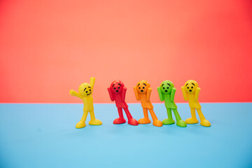 驚くカラフルな人形