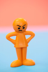 怒っている人とハッピーなカラフルな人形