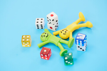 ギャンブル三昧で楽しそうなカラフルな人形