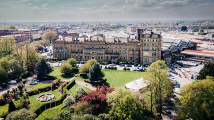 Obraz premium York City hotel and railway station, overlooking the buildings with a drone.