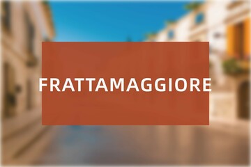 Frattamaggiore: Der Name der italienischen Stadt Frattamaggiore in der Region Campania vor einem Hintergrundbild