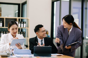 Obraz premium Group of Asian business meeting in planning design in creative business discussing work in the modern office