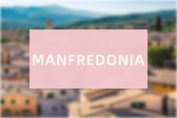 Manfredonia: Der Name der italienischen Stadt Manfredonia in der Region Puglia vor einem Hintergrundbild