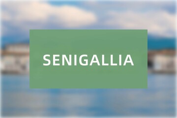Senigallia: Der Name der italienischen Stadt Senigallia in der Region Marche vor einem Hintergrundbild - obrazy, fototapety, plakaty