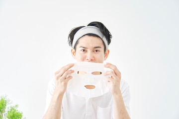 フェイスマスクをする男性