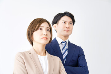 腕組みするビジネスウーマンとビジネスマンのポートレート　白背景