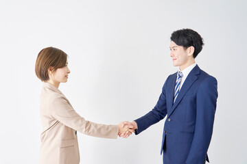 握手をするビジネスウーマンとビジネスマン　白背景