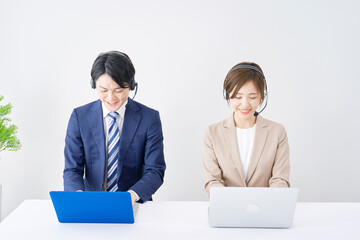 オフィスで働くオペレーター
