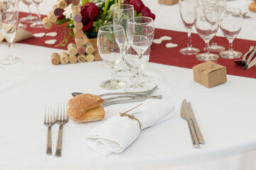 Décoration de table de mariage blanc et bordeaux