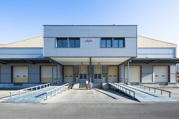 Log&iacute;stica y naves industriales con muelles de carga.