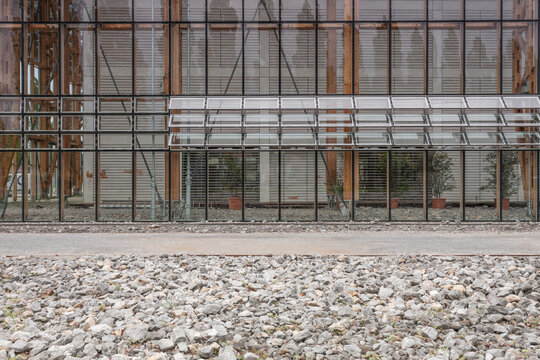 Glasfassade mit Holzkonstruktion und integrierten Belüftungsklappen