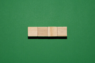 Concepto abstracto de cubos de madera aislado sobre fondo verde para poner texto