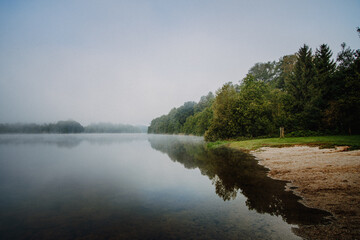Slowenien | See im Nebel