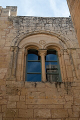 Fototapeta na wymiar fenêtre maltaise