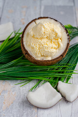 Sorvete no coco com folhas de verdes.