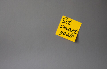 Set smart goals symbol. Concept words Set smart goals on orange steaky note. Beautiful grey background. Business and Set smart goals concept. Copy space.