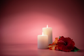 ピンクの背景とキャンドル