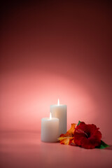 ピンクの背景とキャンドル