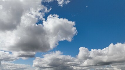 Obraz premium Beautiful puffy clouds in blue sky with sunshine