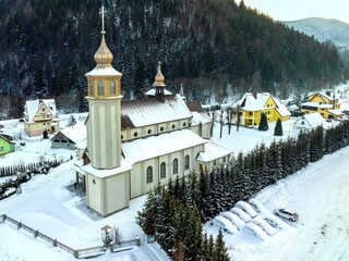 Przepiękny, kameralny, drewniany kościół w Gorcach w miejscowości Szczawa