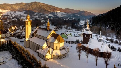 Przepiękny, kameralny, drewniany kościół w Gorcach w miejscowości Szczawa © Michal45