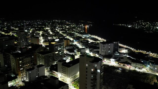 Imagem a&eacute;rea noturna do Centro de Guarapari, luzes da rua, luzes dos apartamentos e o movimento dos carros.