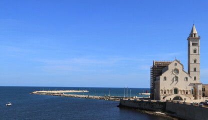 Fototapeta na wymiar La cattedrale sul mare