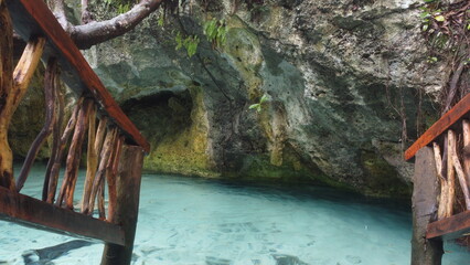 Linda imagem de cenote mexicano com água azul clara