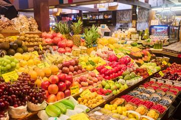 Frisches Obst und Gemüse auf dem Markt in der Kleinmarkthalle.