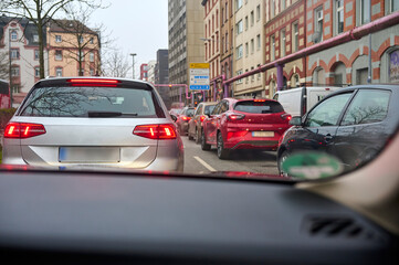 Viel Verkehr in Frankfurt zum Feierabend. 