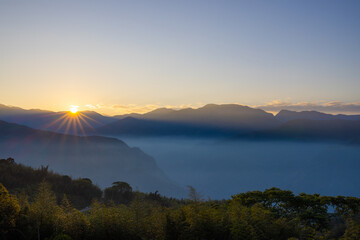 Obraz premium Chiayi alishan sunrise in alishan national park