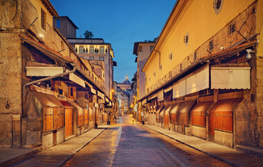 Naklejka premium Florencja nocą, Most Złotników Ponte Vecchio, stragany, targ, kramy, sklepy złotników