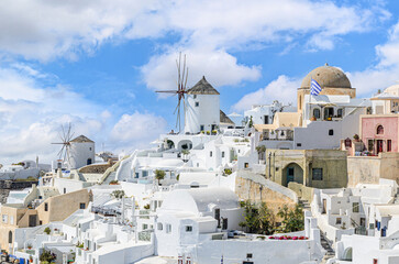 Fototapeta na wymiar Oia, Santorini, views of the white houses with their cobbled streets. Village bathed by the South Aegean Sea, in the Cyclades, Greece