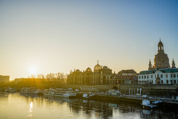 Obraz premium Sunrise over the Elbe, Augustus Bridge, Dresdem, 15.02.2023